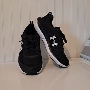 Under Armour Charged Assert running shoes Sz 9 Ladies